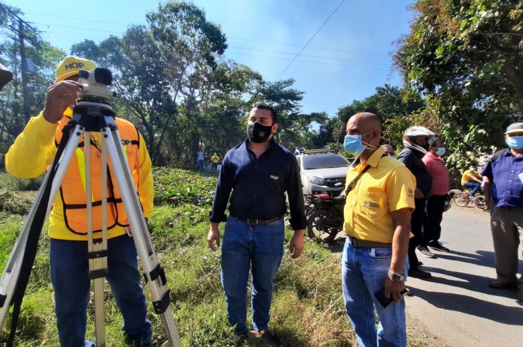 Obras Públicas pavimenta calle abandonada por gobiernos de ARENA y FMLN obras-publicas-pavimenta-calle-abandonada-por-gobiernos-de-arena-y-fmln